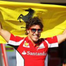 Fernando Alonso celebra su victoria en Valencia con la bandera de Ferrari