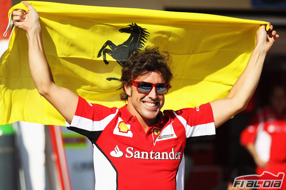 Fernando Alonso celebra su victoria en Valencia con la bandera de Ferrari