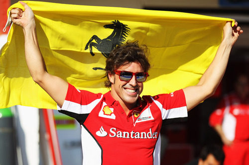 Fernando Alonso celebra su victoria en Valencia con la bandera de Ferrari