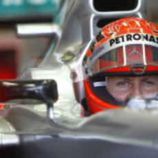 Michael Schumacher se concentra para la carrera en Valencia