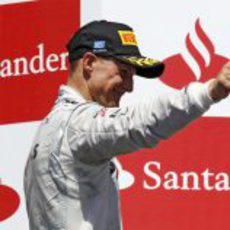 Michael Schumacher saluda desde el podio en Valencia