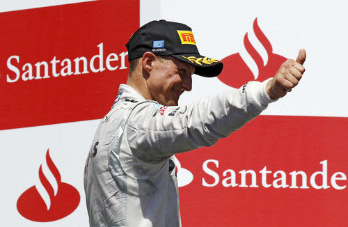 Michael Schumacher saluda desde el podio en Valencia