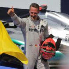 Mcihael Schumacher baja del coche y saluda a los aficionados