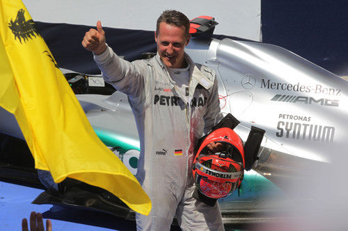 Mcihael Schumacher baja del coche y saluda a los aficionados