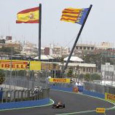 Vettel pasa bajo las banderas de España y Valencia