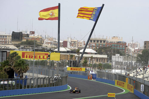 Vettel pasa bajo las banderas de España y Valencia