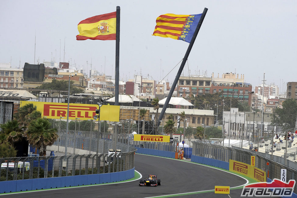 Vettel pasa bajo las banderas de España y Valencia