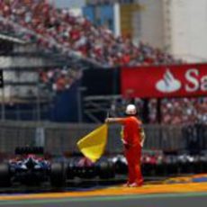 Un comisario cierra la parrilla de salida del GP de Europa 2012