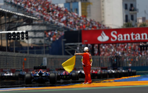 Un comisario cierra la parrilla de salida del GP de Europa 2012