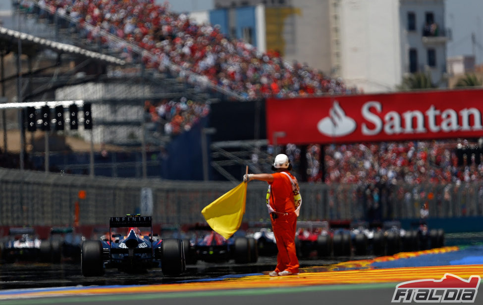 Un comisario cierra la parrilla de salida del GP de Europa 2012