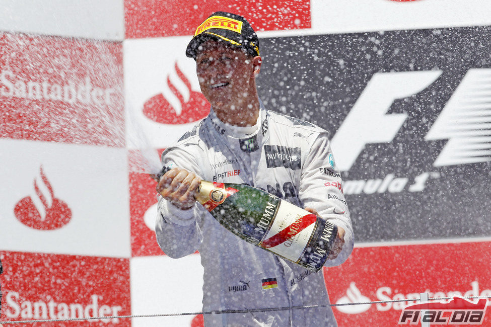 Michael Schumacher descorcha el champán en el podio de Valencia
