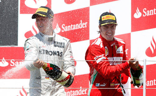 Schumacher y Alonso disfrutan con el champán en el podio de Valencia 2012
