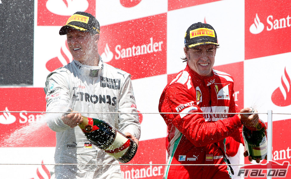 Schumacher y Alonso disfrutan con el champán en el podio de Valencia 2012