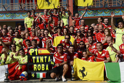 Ferrari y Fernando Alonso celebran la victoria del equipo en España