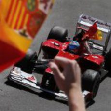 Fernando Alonso con la bandera de España en su coche