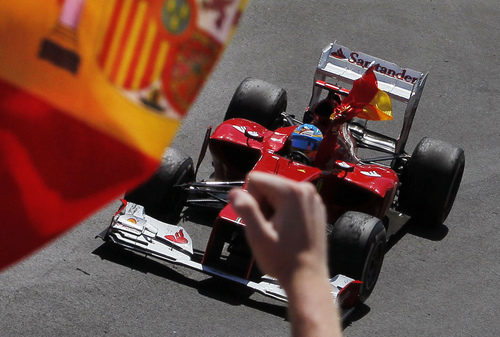 Fernando Alonso con la bandera de España en su coche