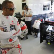 Lewis Hamilton se pasea por el garaje de McLaren