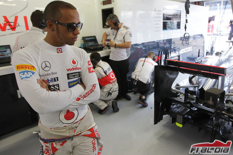 Lewis Hamilton se pasea por el garaje de McLaren