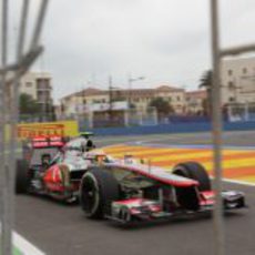 Lewis Hamilton entra en el 'pit lane' de Valencia