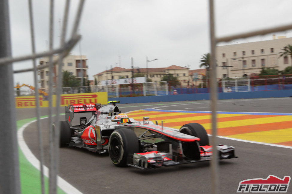 Lewis Hamilton entra en el 'pit lane' de Valencia