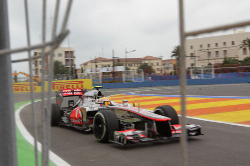 Lewis Hamilton entra en el 'pit lane' de Valencia