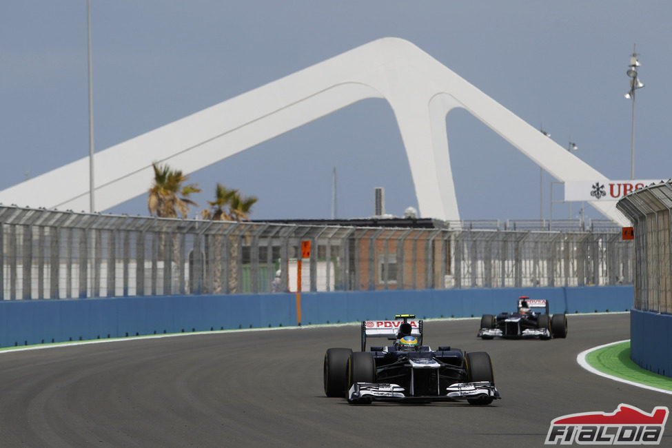 Bruno Senna pasa el puente del Valencia Street Circuit