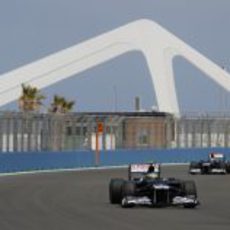 Bruno Senna pasa el puente del Valencia Street Circuit