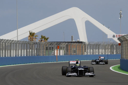 Bruno Senna pasa el puente del Valencia Street Circuit