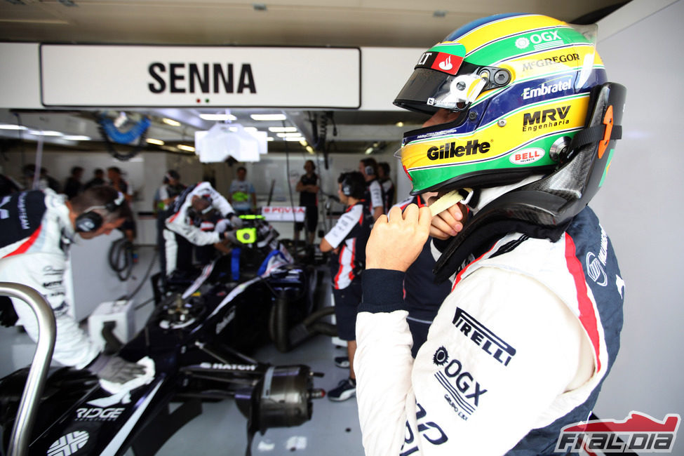 Bruno Senna se coloca el casco para salir a la pista