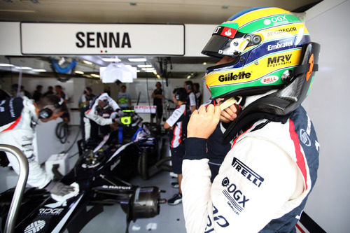 Bruno Senna se coloca el casco para salir a la pista