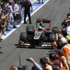 Kimi Räikkönen llega al 'pit lane' tras la carrera en Valencia