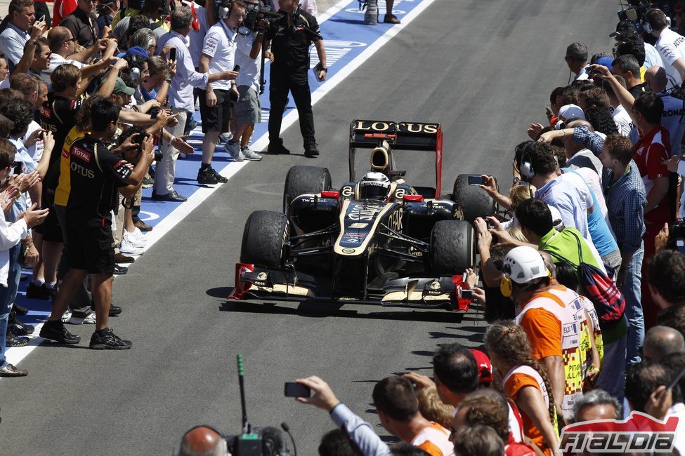 Kimi Räikkönen llega al 'pit lane' tras la carrera en Valencia