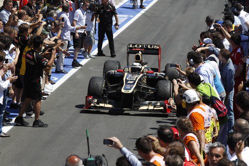 Kimi Räikkönen llega al 'pit lane' tras la carrera en Valencia