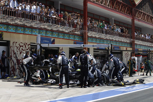 Bruno Senna realiza una parada en la carrera de Valencia