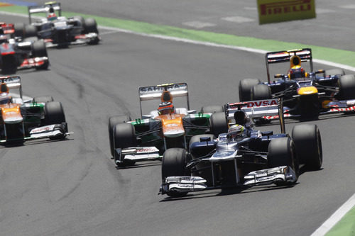 Pastor Maldonado lucha por posiciones en el GP de Europa