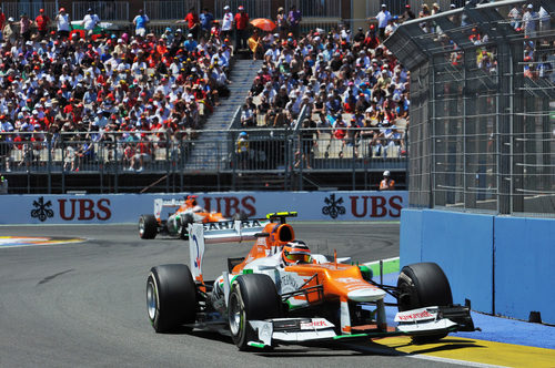 Nico Hülkenberg sale de una curva en el Valencia Street Circuit