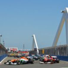 Nico Hülkenberg rueda por delante de Fernando Alonso en Valencia