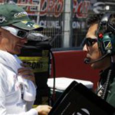 Heikki Kovalainen habla con su ingeniero antes de comenzar la carrera