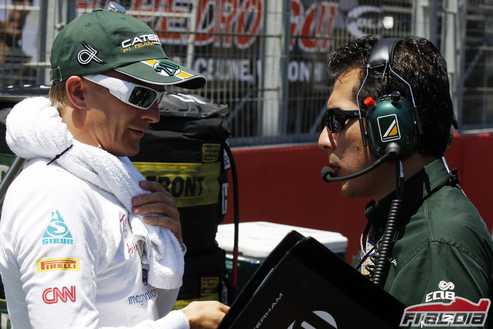 Heikki Kovalainen habla con su ingeniero antes de comenzar la carrera