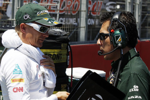 Heikki Kovalainen habla con su ingeniero antes de comenzar la carrera