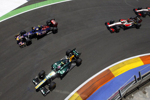 Toro Rosso lucha con Caterham y HRT