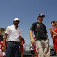 Narain Karthikeyan y Mark Webber en el Drivers Parade