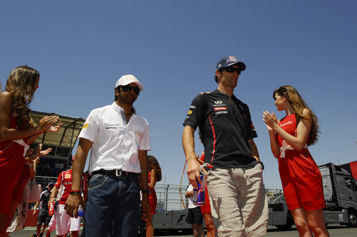 Narain Karthikeyan y Mark Webber en el Drivers Parade