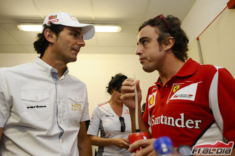 Pedro de la Rosa y Fernando Alonso charlan