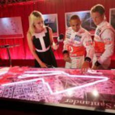 Lewis Hamilton y Jenson Button explican el trazado de Londres