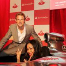 Jenson Button posa junto al simulador de McLaren