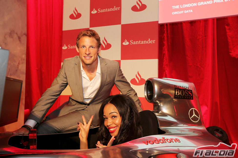 Jenson Button posa junto al simulador de McLaren