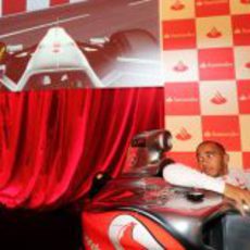 Lewis Hamilton en el simulador durante el evento del Banco Santander