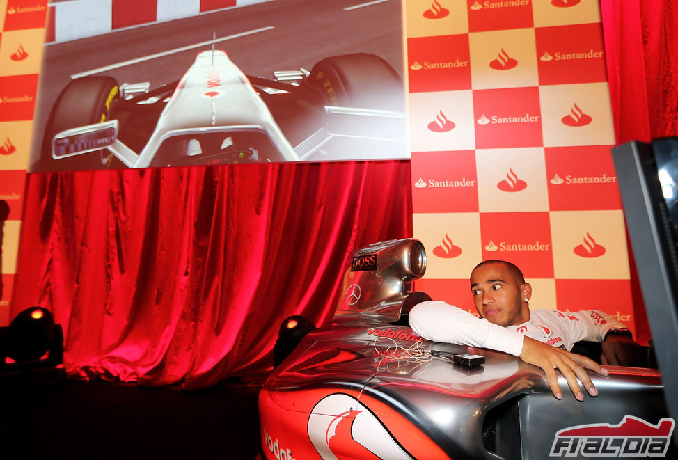 Lewis Hamilton en el simulador durante el evento del Banco Santander