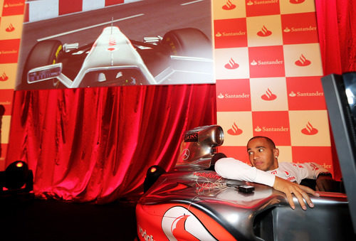 Lewis Hamilton en el simulador durante el evento del Banco Santander